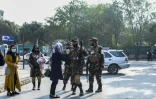 Des combattants talibans interrompent une manifestation de femmes devant une école à Kaboul le 30 septembre 2021
