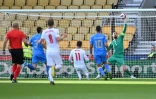 Le gardien de but italien Gianluigi Donnarumma dévie le tir du milieu de terrain anglais Mason Mount, lors de leur match de Ligue des nations, le 11 juin 2022 au Stade Molineux à Wolverhampton