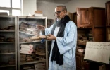 Le directeur du lycée Moumhamedou Ahmadou veille sur les vieux manuscrit, le 27 janvier 2020 à Tichitt, en Mauritanie