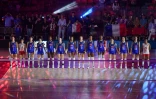 Les Bleues du volley durant l'hymne précédant leur 8e de finale du Mondial contre la Chine, le 31 août 2025 à Bangkok