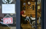 Un coiffeur a ouvert sa boutique à Madrid, le 4 mai 2020, pour la première fois depuis près de 50 jours