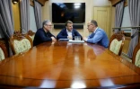 Emmanuel Macron entouré de Keir Starmer (gauche) et Friedrich Merz (droite) lors d'une réunion trilatérale à bord d'un train pour l'Ukraine, le 9 mai 2025