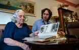Evrensel Rodrik (à droite) et sa grand-mère Dora Beraha regardent un album de photos de famille, en décembre 2019 à Istanbul