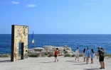 Vue de la "Porta di Lampedusa", connue comme la "porte de l'Europe", un monument en mémoire des migrants morts dans la Méditerranée, le 3 juillet 2026 à Lampedusa (Italie)
