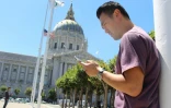 Steven Kong, en pleine partie de Pokémon Go, devant la mairie de San Francisco