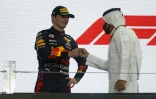 Max Verstappen sur le podium du Grand-prix du Qatar, arrivé deuxième, à Doha le 21 novembre 2021