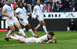 Le demi d'ouverture du XV de France Romain Ntamack marque un essai contre l'Ecosse lors du Six nations au Stade de France, le 23 février 2019  