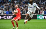 L'attaquant marseillais Faris Moumbagna (d) marque de la tête le seul but du match contre Benfica, le 18 avril 2024 au Stade Vélodrome
