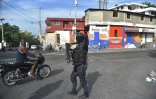 La police haïtienne est postée aux principaux carrefour de la capitale du pays, Port-au-Princ, le 21 novembre 2018.