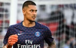 Le gardien de but du PSG Alphonse Aréola s'échauffe au Parc des Princes le 21 avril 2019