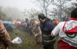 Des équipes de secours récupèrent des corps sur le site d'un crash d'hélicoptère dans lequel le président iranien Ebrahim Raïssi a trouvé la mort, le 20 mai 2024 à Varzaghan, dans le nord-ouest de l'Iran