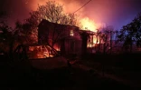 Une maison prise dans les flammes Ă Cotignac, dans le sud-est de la France, oĂą un incendie dans le Var a parcouru 2.550 hectares le 22 juillet 2026