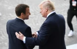 Emmanuel Macron et Donald Trump se serrent la main se serrent la main lors du défilé du 14 juillet 2017, à Paris