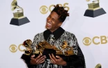 Le pianiste et chanteur Jon Batiste avec ses Grammys, le 3 avril 2022 à Las Vegas, au Nevada   