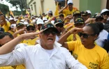 Des partisans du candidat à la présidentielle colombienne Abelardo de la Espriella saluent lors de son meeting de campagne à Buga, en Colombie, le 14 juin 2026