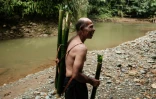 Ngigoro, de la tribu indigène Hongana Manyawa, au bord d'une rivière dont l'eau n'est plus potable en raison d'une contamination due à l'exploitation minière du nickel, à East Halmahera, dans le nord des Moluques, le 16 avril 2025 en Indonésie