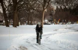 Un cycliste brave le froid à Minneapolis, dans le Minnesota, le 29 janvier 2019