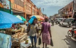 Une rue animée de la ville des Cayes, le 23 août 2021, dix jours après le séisme qui a frappé Haïti