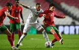 L'attaquant français Anthony Martial au duel avec l'attaquant portugais Joao Felix pendant le match France-Portugal en Ligue des nations au stade de la Luz à Lisbonne le 14 novembre 2020