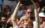 Boris Becker brandit le trophée du vainqueur de l'Open d'Australie après avoir battu le tchèque Ivan Lendl en finale, le 27 janvier 1991