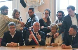 Le maire de Belfort Damien Meslot s'exprime en présence de Jean-Luc Mélenchon au cours d'une conférence de presse après une rencontre avec l'intersyndicale de GE à Belfort, le 22 juin 2019 
