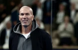 La légende du football français et entraîneur Zinédine Zidane assiste à une cérémonie sur le court Philippe-Chatrier du complexe de Roland-Garros, à Paris, le 14 septembre 2025