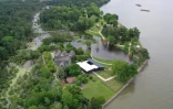 Vue aérienne de Jamestown, en Virginie, le 10 mai 2022. En haut à droite, deux barges pleines de blocs de granite attendent une meilleure météo pour renforcer la digue, fragilisée