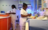 Une infirmière s'occupe d'un nouveau-né le 14 mars 2018 à la maternité de Mamoudzou, sur l'île française de Mayotte