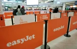 Des voyageurs arrivent au comptoir d'enregistrement d'EasyJet à l'aéroport d'Orly, alors qu'une partie du personnel de la compagnie est en grève, le 6 avril 2026 dans le Val-de-Marne