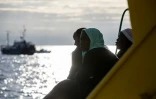 Des migrants secourus en Méditerranée regardent la mer sur le pont du Sea Watch 3 le 8 janvier 2019