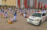 Des dizaines d'Afghans, futurs époux, attendent avec des cadeaux le début d'une cérémonie de mariage de masse à Kaboul, le 13 juin 2022 