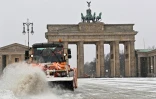 Nettoyage de la neige devant la porte de Brandebourg à Berlin (Allemagne), le 7 février 2021.