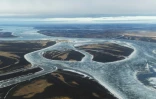 Vue des zones glacées sur le fleuve Kuskokwim près de la ville de Bethel, dans le delta du Yukon, le 12 avril 2019 en Alaska