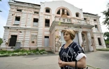 La directrice du centre culturel, Tetyana Bartchenko, devant le bâtiment endommagé, le 1er août 2022 à Okhtyrka, en Urakine
