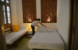 Une employée prépare une chambre de l'hôtel Aramillo, "gay friendly", à Santa Clara, le 26 août 2018 à Cuba