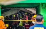 Le personnel de secours recherche des survivants à l'internat islamique Al Khoziny à Sidoarjo, dans la province de Java oriental, le 30 septembre 2025, après l'effondrement d'un bâtiment à plusieurs étages de l'école