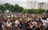 Des personnes sans masques et sans respect des distances physiques pendant la Fête de la musique près du Canal Saint-Martin, le 21 juin 2020 à Paris