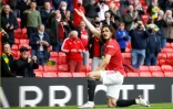 La joie de l'attaquant uruguayen de Manchester United, Edinson Cavani, après avoir ouvert le score contre Fulham, lors de leur match de Premier League, le 18 mai 2021 au Stade d'Old Trafford