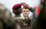 Le président français Emmanuel Macron lors d'une revue des troupes lors d'une cérémonie de commémoration du Débarquement allié en Normandie, à Plumelec (Morbihan), le 5 juin 2024