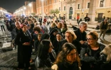 Des fidèles font la queue pour rendre hommage au pape François, dont le corps est exposé à la basilique Saint-Pierre, sur la Via della Conciliazione, près du Vatican, à Rome, le 23 avril 2025
