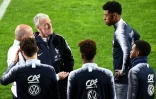 Le sélectionneur des Bleus Didier Deschamps (2g) parle au défenseur Presnel Kimpembé lors d'une séance d'entraînement au stade de Chisinau, le 21 mars 2019