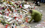 Une femme dépose des bougies devant le Bataclan en hommage aux victimes, le 16 novembre 2015