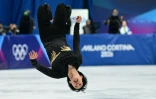 Le Français Adam Siao Him Fa, troisième après le court et idéalement placé pour un podium, s'est lui aussi effondré vendredi lors du programme libre le 13 février 2026 et termine 7e de l'épreuve individuelle de patinage artistique des Jeux de Milan Cortina