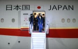 Le premier ministre japonais Yoshihide Suga arrive à l'aéroport de Cornouailles Newquay à Saint Mawgan, Grande-Bretagne, le 10 juin 2021, à la veille du sommet du G7