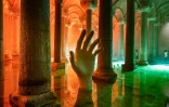 Une main surgie de l'eau dans la citerne basilique de l'empereur Justinien rouverte au public, le 26 juillet 2022 à Istanbul, en Turquie
