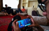 Des jeunes Afghans jouent au jeu vidéo PUBG que les talibans veulent interdire, le 27 mai 2022 à Kaboul