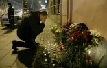 Un homme se recueille après avoir déposé des fleurs en mémoire aux victimes d'un attentat dans le métro, le 3 avril 2017 à Saint-Pétersbourg