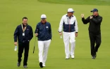 Les golfeurs américains Jimmy Walker et Phil Mickelson sur le parcours de la Ryder Cup à Chaska, le 28 septembre 2016