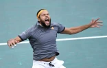 Le Français  Jo-Wilfried Tsonga exulte après sa victoire face à l'Allemand Jan-Lennard Struff  au 3e tour du Masters 1000 de Paris, le 31 octobre 2019 