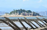 Des piques anti-débarquement sur la côte de l'îlot taïwanais de Lieyu, face à la Chine continentale, le 10 août 2022